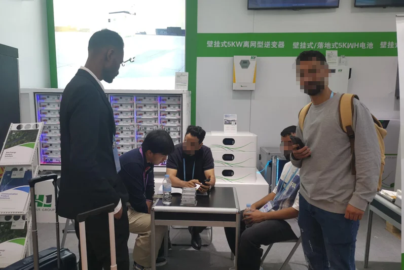 Foreign customers learn more about the products